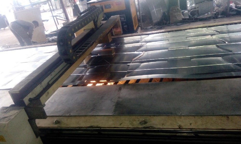 Máy cắt CNC Plasma trong hoạt động sản xuất ống gió