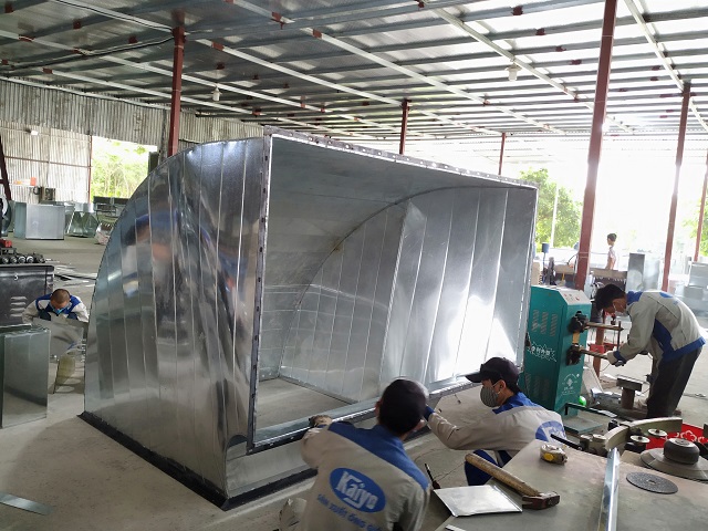 Gia công phụ kiện cút gió vuông được thực hiện tại ống gió Kaiyo Việt Nam